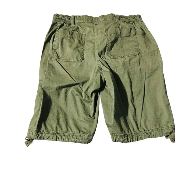 Karen Scott women's side 8P military green shorts - Picture 2 of 4